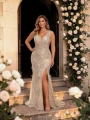 PUSIA PLUS SIZE – długa szampańska sukienka z cekinami i piórami. Efektowny dekolt, wszyte miseczki i rozcięcie na nogę. Rozmiary 44–46. kraków sklep z sukienkami