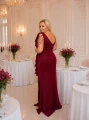 bordowa sukienka z kwiatem, długa bordowa sukienka na wesele, sukienka z kwiatem na wesele, bordowa sukienka maxi, sukienka z koralikami na ramionach, długa sukienka z rozcięciem, bordowa sukienka dla druhny, elegancka bordowa sukienka,