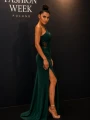 sukienka butelkowa zieleń, długa sukienka na wesele butelkowa zieleń, elegancka zielona sukienka, dopasowana sukienka maxi, sukienka maxi na jedno ramię, zielona sukienka wieczorowa, długa sukienka dla druhny,