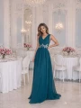 KIARA – długa szmaragdowa sukienka maxi z kopertowym dekoltem i kryształkami w talii. Elegancka kreacja na wesele, bal i studniówkę.