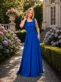 IGA – długa szafirowa sukienka z poświatą, dekoltem karo i kokardami na ramionach. Elegancka kreacja z rozcięciem na wesele, bal i studniówkę. butik kraków