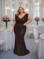WIRGINIA – długa czekoladowa sukienka cekinowa plus size z dekoltem V i dekoracyjnymi rękawkami. Elegancka kreacja na wesele, bal i Sylwestra.