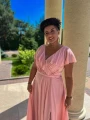 długa sukienka pudrowy róż, pudrowa sukienka na wesele, długa sukienka z falbanką, sukienka maxi z rozcięciem, pudrowa sukienka dla druhny, zwiewna sukienka Pretty Women