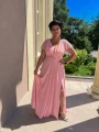 Długa pudroworóżowa sukienka CYPRUS z falbanką, marszczeniami i efektownym rozcięciem. Zwiewny model Pretty Women w rozmiarach 38–46.