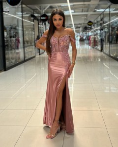 Sukienka długa Das kolor pudrowy róż 